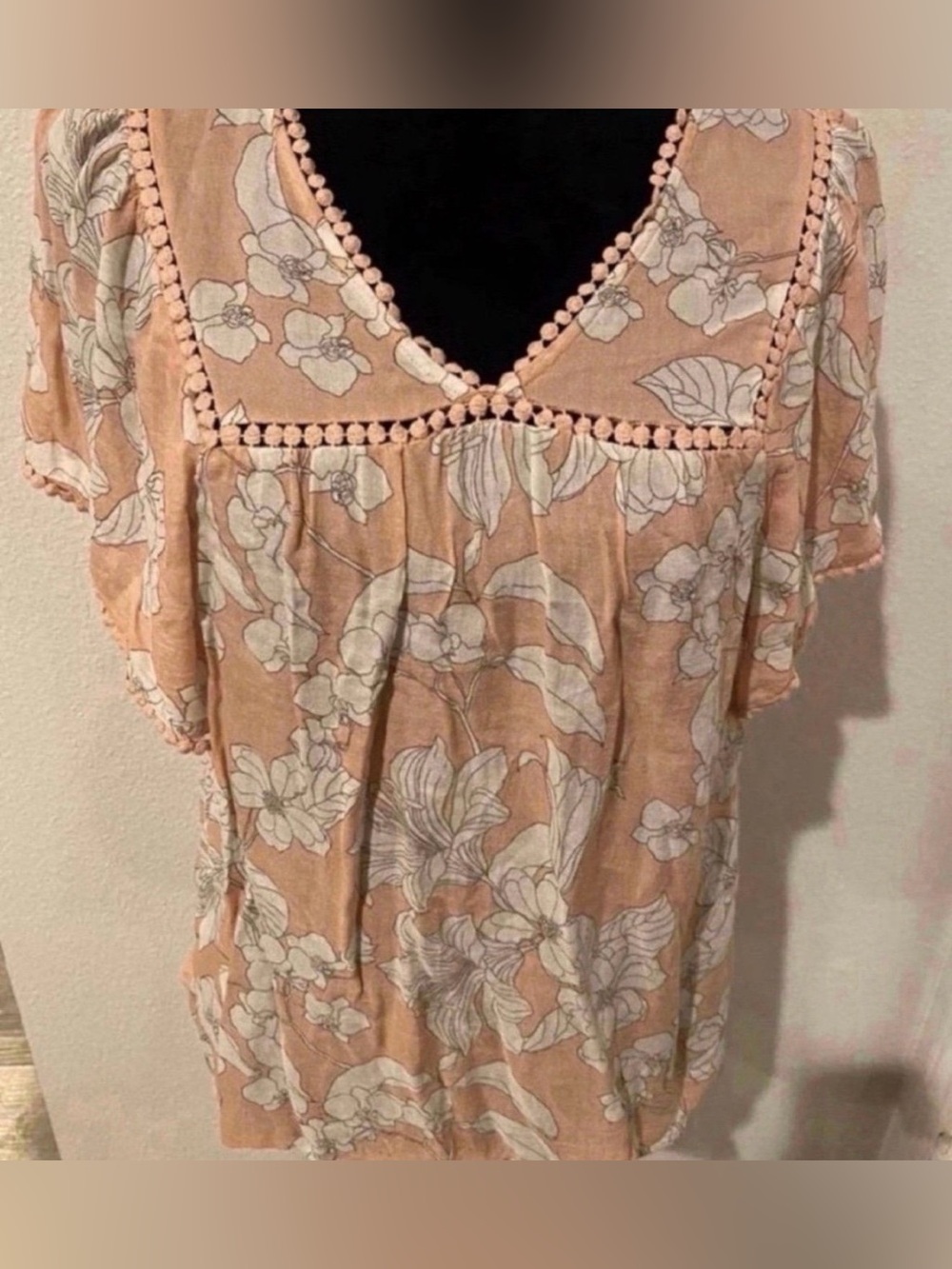 Women’s Short Sleeve Floral Peach V-Neck Women’s Top (Size S)